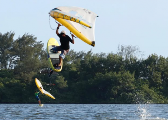 © Escola Brasileira de Windsurf à Barra da Tijuca