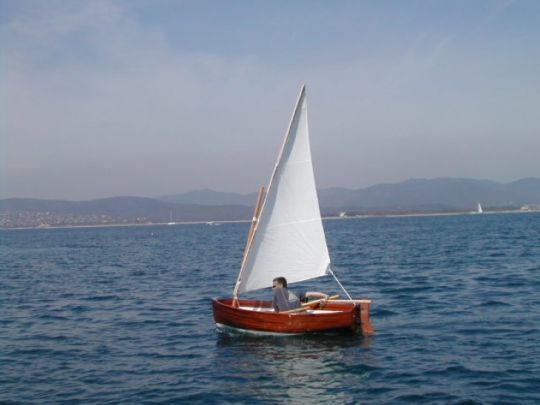 Annexe à voiles, en acajou © Marc Vuilliomenet