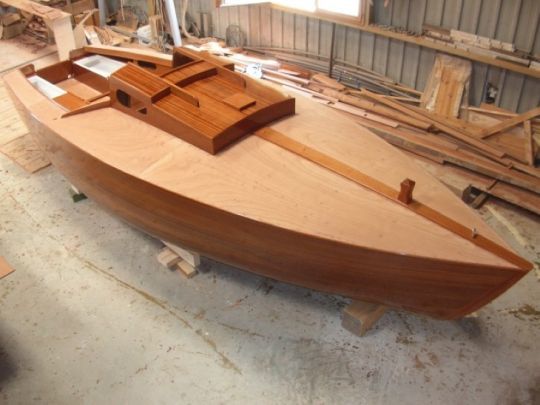 Le Cap-Corse, bateau en bois-moulé acajou © Marc Vuilliomenet