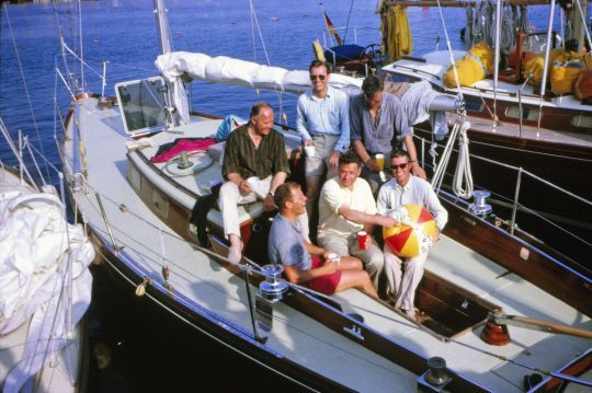 L'équipage gagnant de TINA avec le ballon de plage récupéré. Assis dans le cockpit, de gauche à droite : Sandy Weld, Ed Stettinius, Dick Carter. Rangée arrière : Don Pye, John Carter, Sammy Sampson.