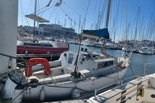 Let's Go à l'abandon dans le port de Boulogne-sur-Mer