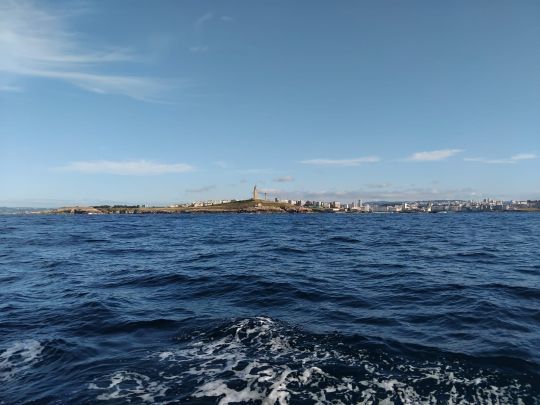 Le phare d'Hercule dans notre travers  la sortie du port de la Corogne