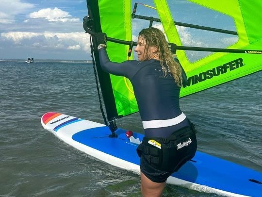 Sandra Marçon, qui navigue et distribue la Windsurfer LT