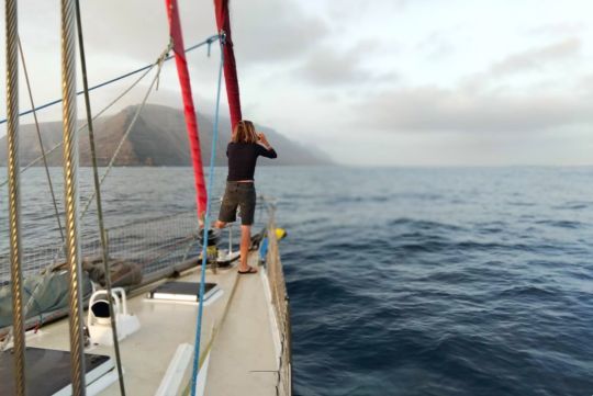 Sur babord, punta Fariones, l'entrée de chenal de séparation entre Lanzarote et Graciosa