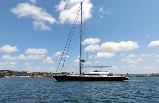 Réparation du pilote auto tout en admirant ce yaght au mouillage de Cascais