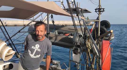 Le capitaine, heureux de franchir la digue du port de la Gomera