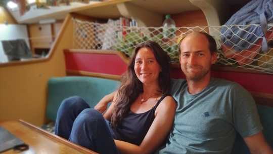 Aurélia et Anatole dans leur nouvel intérieur aux couleurs vitaminées, aménagé ensemble