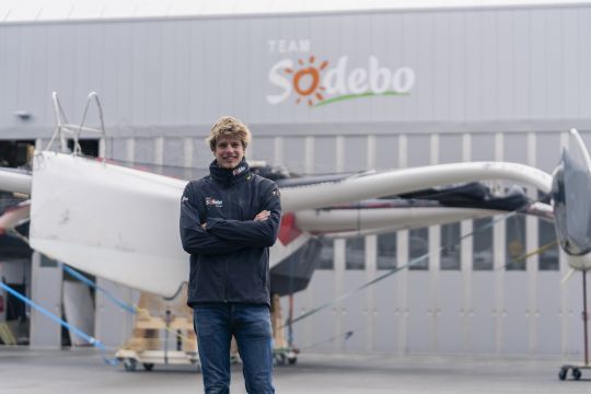 Léonard Legrand devant Sodebo Fifty ©Martin Keruzoré / Sodebo Voile