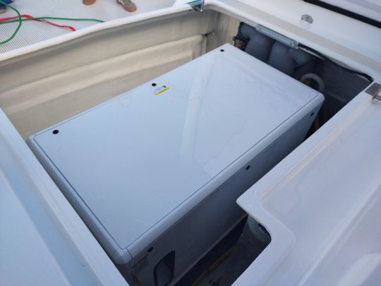 Le générateur est stocké dans le coffre avant