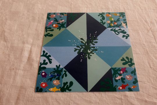 La couleur de la voile sera de la couleur de la face cachée du papier