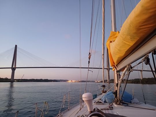 Le passage sous le pont Atlantique, à l'entrée du canal de Panama, avant de rejoindre les écluses de Gatún.