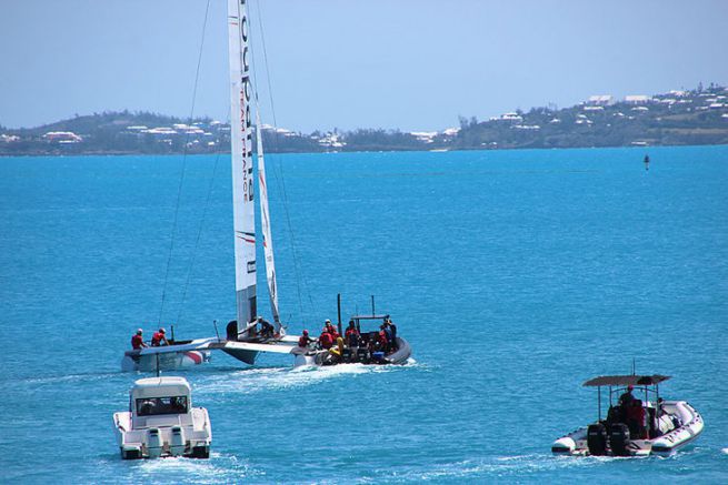 Groupama Team France all'uscita del porto accompagnato dalle 3 barche seguenti