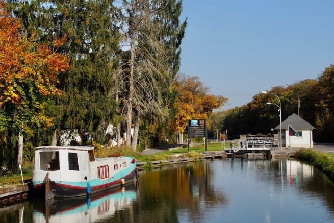 Un canale dorato nei colori autunnali