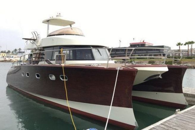 KaTa, un catamarano a motore in mogano verniciato
