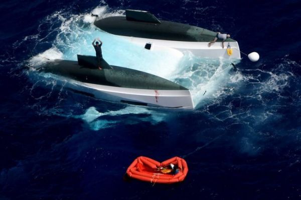 Un salvataggio complesso per questo catamarano rovesciato
