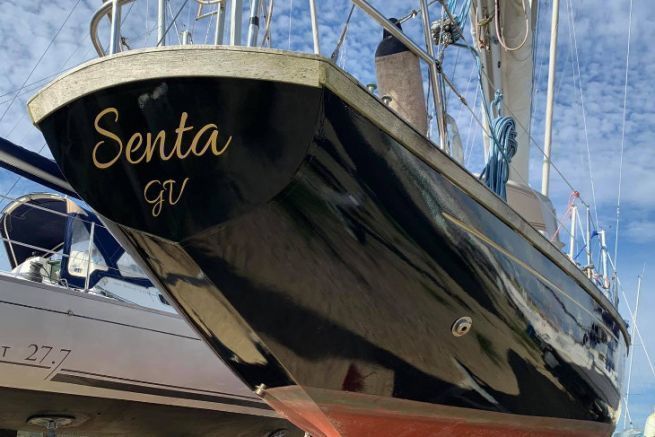 Copertura installata da loro e marcatura dello specchio di poppa