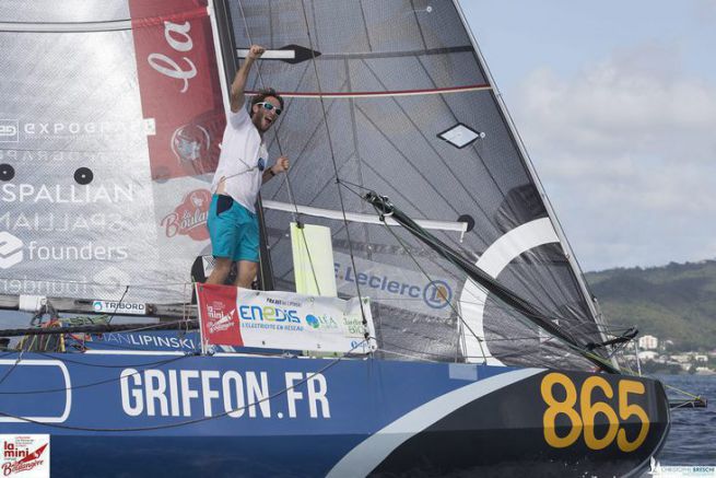 Ian Lipinski (Griffon) ha tagliato il traguardo della prima tappa del Mini-Transat La boulangre mercoled 11 ottobre 2017 alle 15 h 22 min 12 s (UTC+2) dopo 9 giorni 23 ore e 22 minuti per coprire la distanza tra La Rochelle e Gran Canaria ad una velocit media di 5,64 nodi. Era a malapena 113 secondi avanti di Arthur Leopold - Luce che lo aveva condotto attraverso la vita in aria leggera negli ultimi giorni. Segna cos la sua sedicesima vittoria di fila nella classe Mini, imbattuto per due anni, ma maltrattato in questa tappa da uno dei suoi concorrenti... Aveva quasi perso l'abitudine...