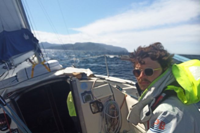 Per questa prima traversata oceanica, abbiamo scelto di essere accompagnati da Téo, un amico istruttore di vela e professionista