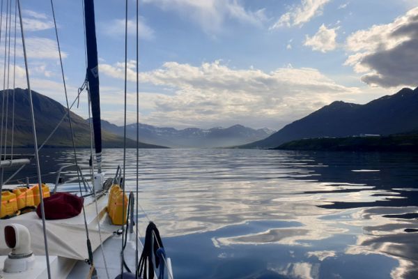 Navigare in Islanda attraverso paesaggi magnifici