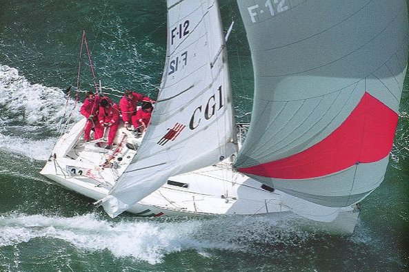Un Figaro 1 a tutta velocità con lo spinnaker a 90'