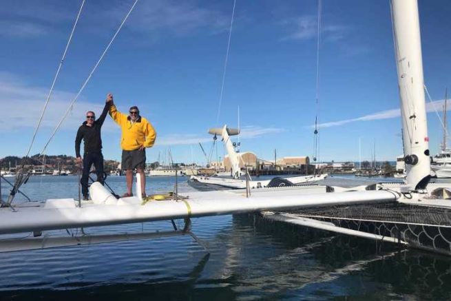 Chris Welsh (in giallo) all'arrivo dell'Hydroptère in California