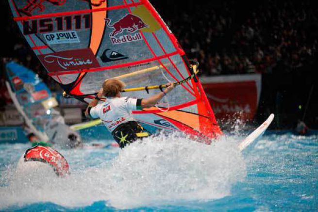 Robby Naish sfreccia davanti al pubblico parigino