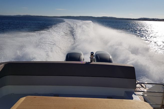 45 nodi nella baia di Hyres con 2x350 cv Suzuki!