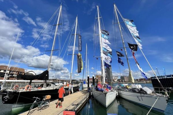 Gli yacht pronti per la partenza della Ocean Globe Race (a sinistra Pen Duick VI)