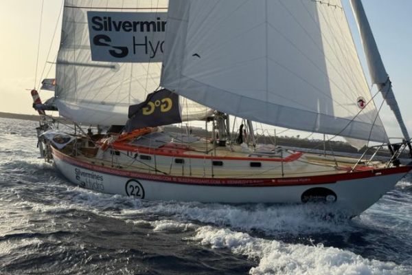 Un sartiame danneggiato costringe Pat Lawless al ritiro
