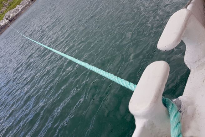 Un cavo di ormeggio colpito sulla costa