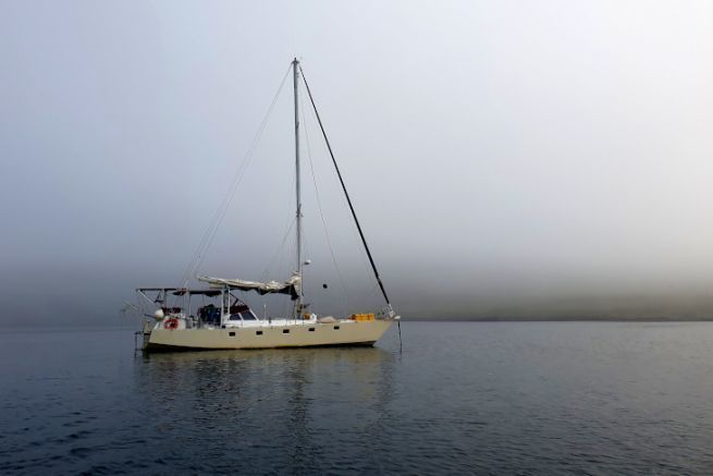 La barca a vela Arthur all'ancora