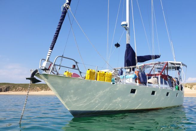 La barca a vela Arthur all'ancora