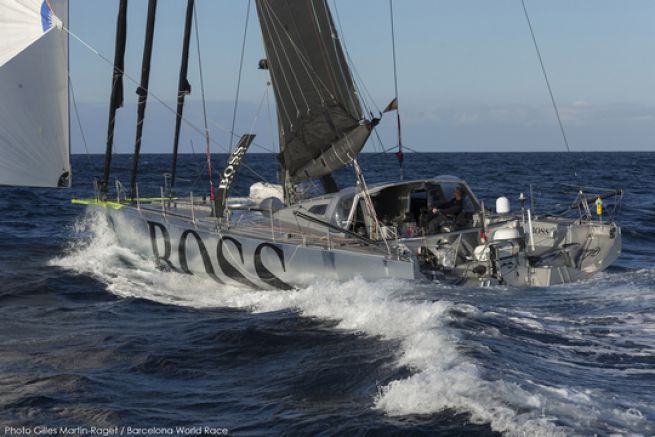 Barcellona World Race - Hugo Boss, nella parte anteriore della flotta, è costretto a rinunciare!