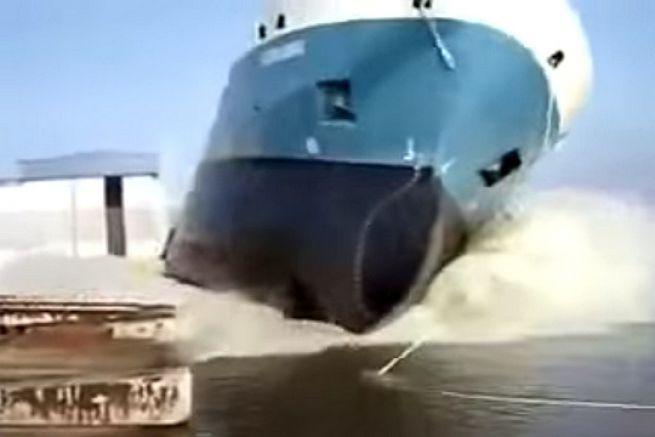 Come si fa a far entrare in acqua le navi da carico?