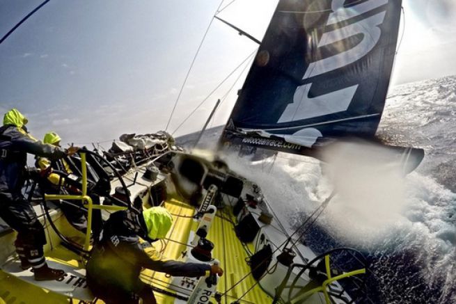 Il Team Brunel guida la flotta, seguito da Abu Dhabi Ocean Racing