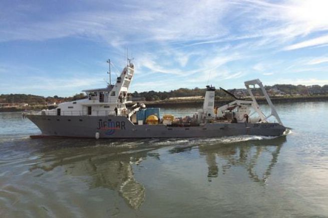 E' in corso l'operazione di salvataggio del maxi trimarano Principe di Bretagna