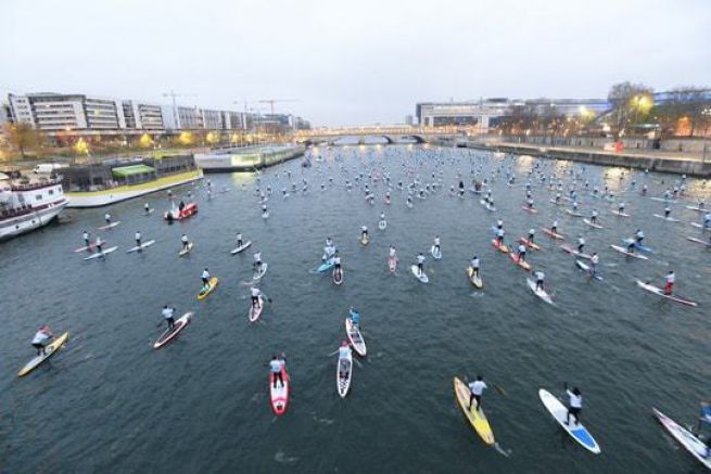 La Senna con i colori dei 500 concorrenti del Nautic Sup Paris Crossing