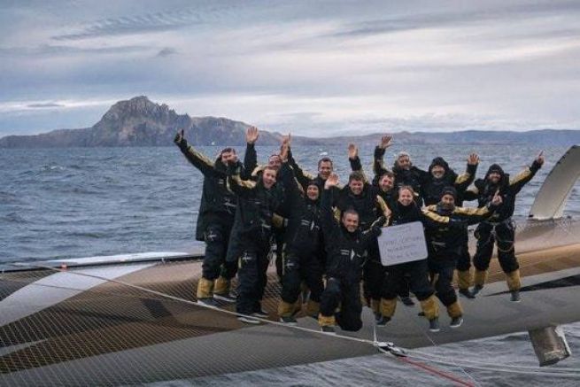 Spindrift 2 stabilisce un nuovo record a Cape Horn un mese dopo la partenza L'equipaggio di Spindrift 2 a Cape Horn
