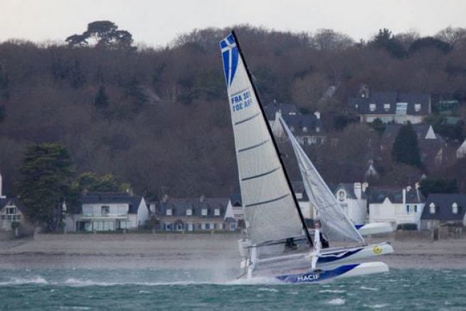 Vela invernale per testare fogli di alluminio e timoni per François Gabart Test del timone sull'M24 di François Gabart a Port-La-Foret