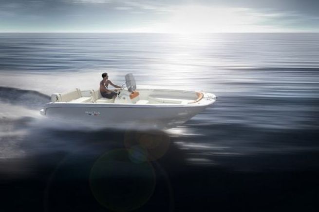 Il nuovo 190 FX di Invictus Yacht