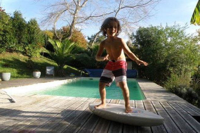 Il Toyboard  costituito da uno stampo appositamente progettato e schiumato. Il suo lato inferiore arrotondato migliora le capacit di surf, ma anche l'equilibrio e la psicomotricit. Mentre il bambino pu praticare il surf senza farsi male, nel suo salotto, l'adulto pu anche usarlo per lavorare sul suo equilibrio.