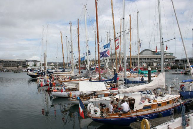 Flottiglia della gara di Plymouth La Rochelle nel porto della Cornovaglia