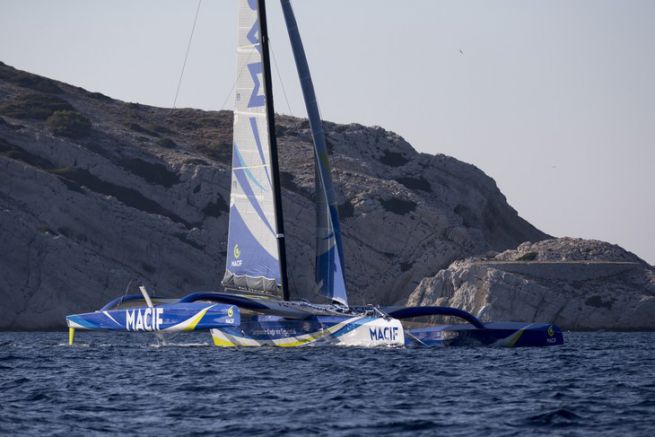 Il trimarano Macif in formazione per il record del Mediterraneo