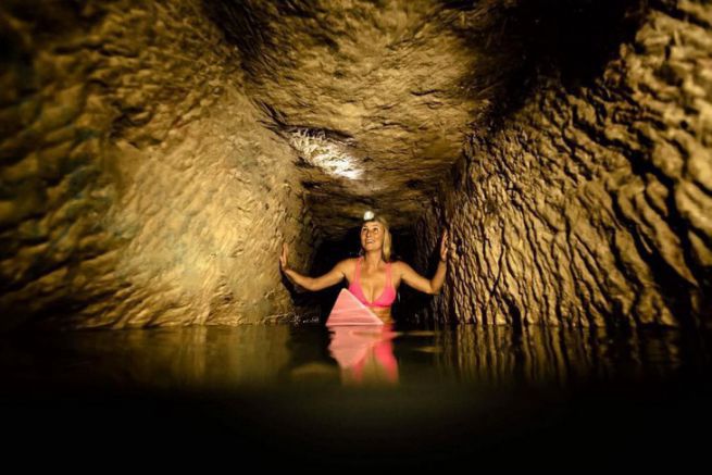 Alison Teal naviga nelle catacombe