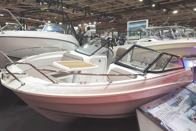 Jeanneau completa la sua gamma di bowrider Cap Camarat 5.5 BR al Nautic 2016
