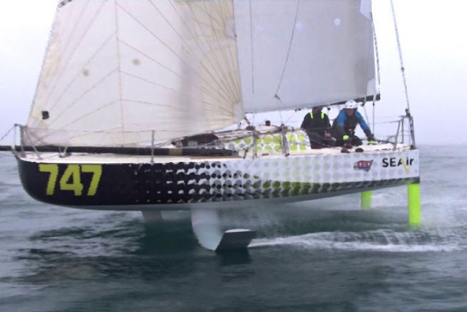 Il Mini 6.50 con le lamine SEAir in pieno volo