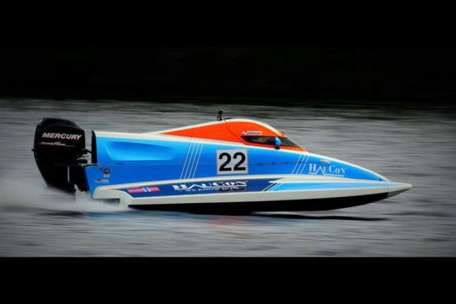 Questo motoscafo Haugaard Racing Formula 4 UIM Powerboat ha bisogno di un restyling.