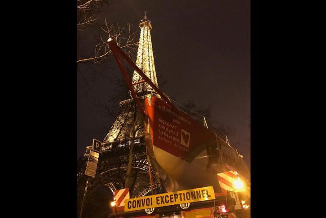 Iniziative Coeur pronto per essere installato sulla Torre Eiffel
