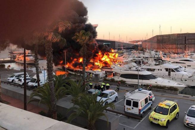 Un incendio nel Foro portuale di Barcellona