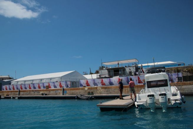 La base di Groupama Team France alle Bermuda con le imbarcazioni al seguito ai piedi del molo
